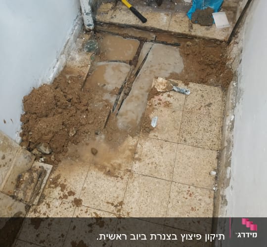 רצפה פתוחה עם צינורות, פטיש ועבודות אינסטלציה